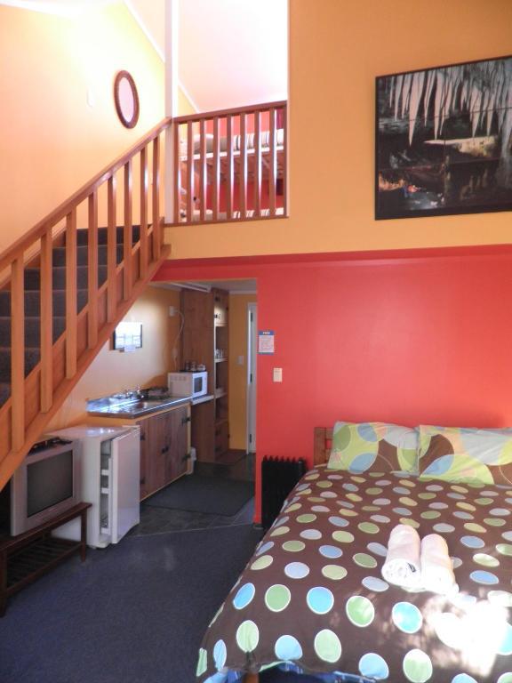 Bazil'S Backpackers Bbh Hostel & Surf School Westport Exterior photo