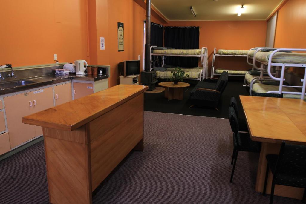 Bazil'S Backpackers Bbh Hostel & Surf School Westport Room photo